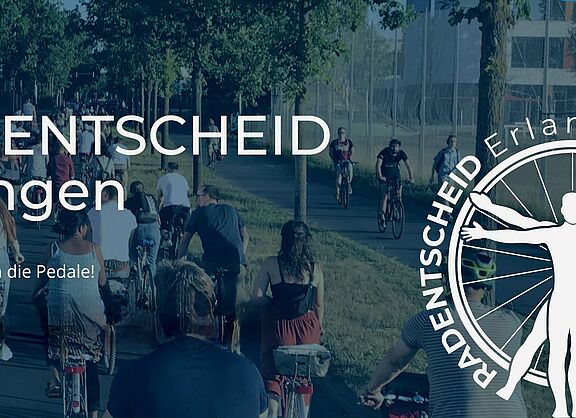 Eine Gruppe von mindestens 30 jungen Menschen fährt im Sommer auf Fahrrädern eine Straße unter Bäumen entlang.