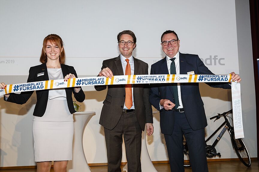 Eröffnung des ADFC-Symposiums #MehrPlatzFürsRad 2019 durch Bundesverkehrminister Andreas Scheuer. Er wurde begrüßt durch Rebecca Peters und Ulrich Syberg vom ADFC-Bundesvorstand. Eröffnung des ADFC-Symposiums #MehrPlatzFürsRad 2019 durch Bundesverkehrminister Andreas Scheuer. Er wurde begrüßt durch Rebecca Peters und Ulrich Syberg vom ADFC-Bundesvorstand.