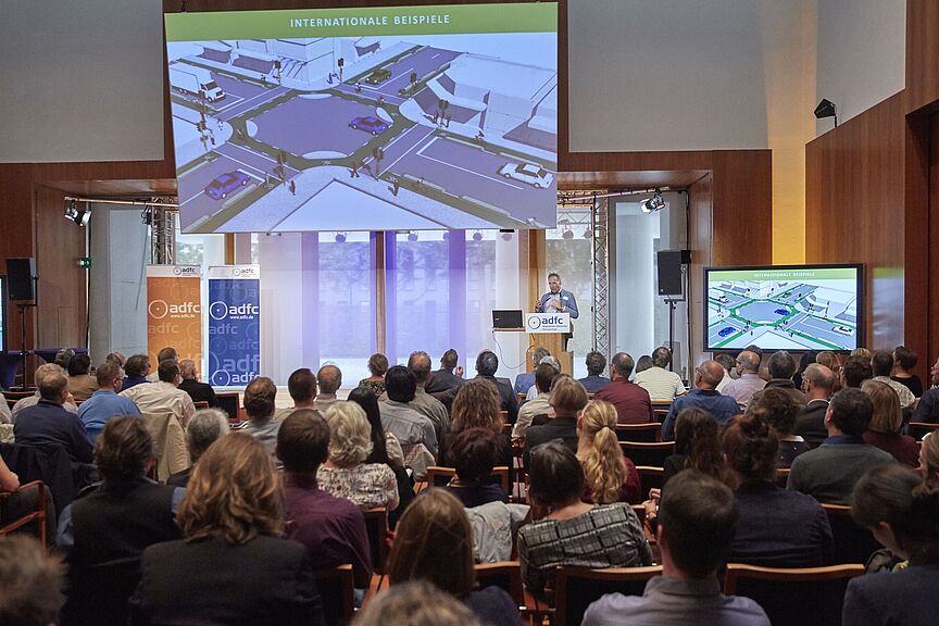 ADFC-Fachveranstaltung 2019: Sichere Kreuzungen für den Radverkehr. ADFC-Fachveranstaltung 2019: Sichere Kreuzungen für den Radverkehr.