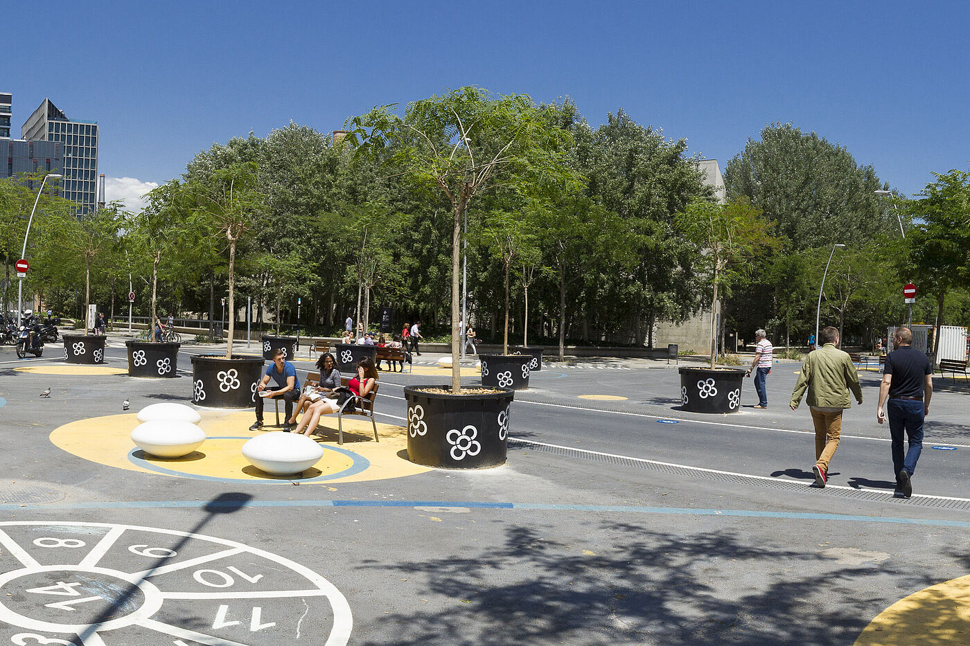 Barcelona 6 ein Spielplatz und ein kleiner Park im Superblock