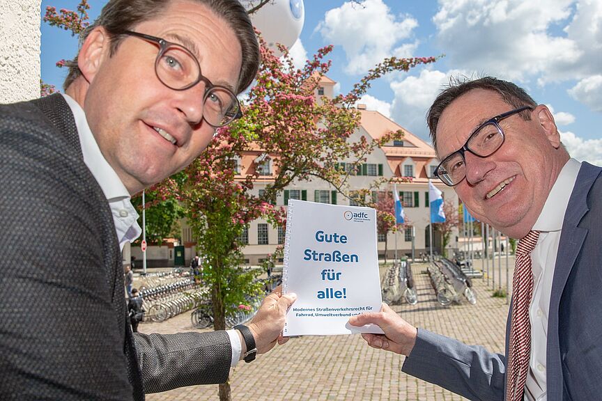 ADFC-Vorsitzender Ulrich Syberg übergibt Bundesminster Andreas Scheuer Gesetzesentwurf ADFC-Vorsitzender Ulrich Syberg übergibt Bundesminster Andreas Scheuer Gesetzesentwurf