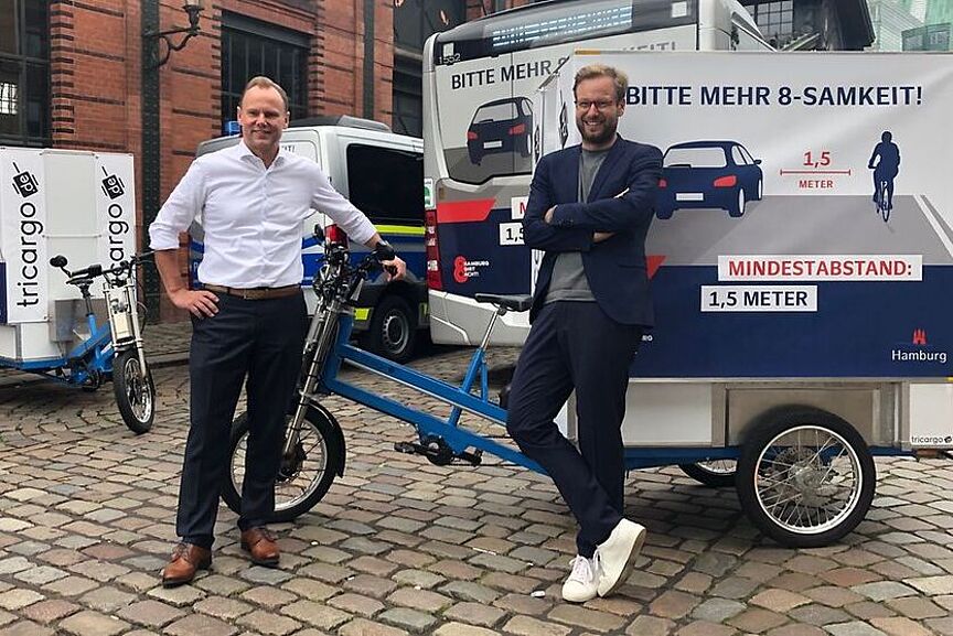 Neues Kampagnenmotiv für Mindestüberholabstand Hamburg Verkehrssenator Anjes Tjarks und Innensenator Andy Grote vor dem neuen Kampagnenmotiv